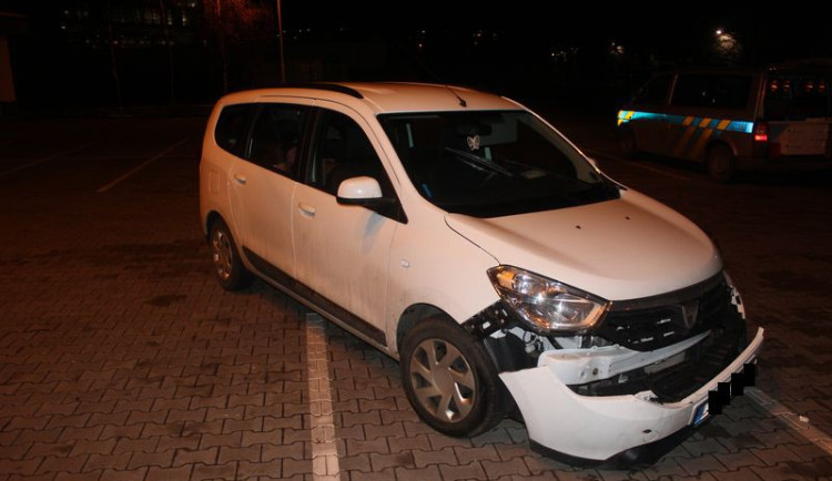 Řidička si notně pochroumala své auto.