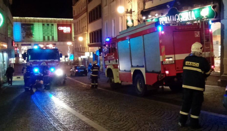 Obyvatele domu v Pražské ulici vyděsil v úterý večer zápach unikajícího plynu