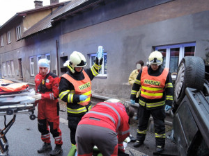 Řidička otočila své auto na střechu. Do nemocnice ji musel transportovat vrtulník