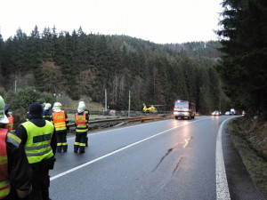 Řidička otočila své auto na střechu. Do nemocnice ji musel transportovat vrtulník