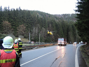Řidička otočila své auto na střechu. Do nemocnice ji musel transportovat vrtulník