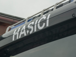 Řidička otočila své auto na střechu. Do nemocnice ji musel transportovat vrtulník