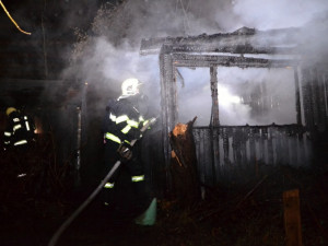 Noční požár ve Wintrově ulici v Liberci zaměstnal pět jednotek hasičů