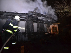 Noční požár ve Wintrově ulici v Liberci zaměstnal pět jednotek hasičů