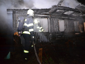 Noční požár ve Wintrově ulici v Liberci zaměstnal pět jednotek hasičů