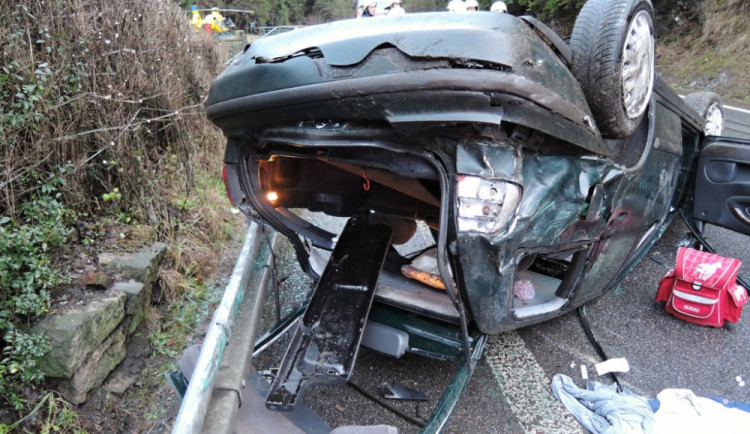 Řidička otočila své auto na střechu. Do nemocnice ji musel transportovat vrtulník