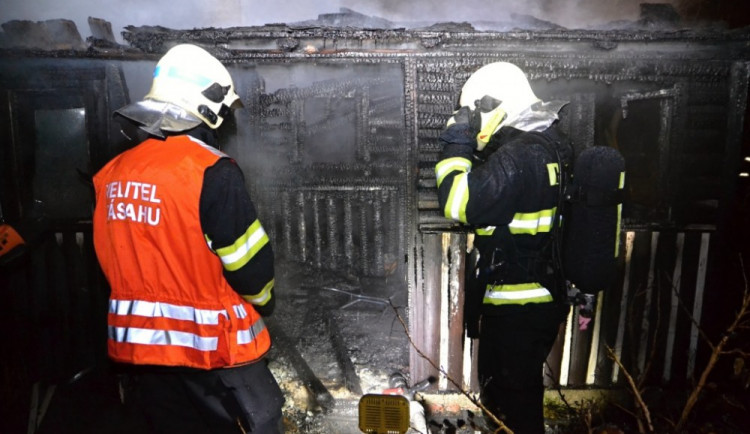 Noční požár ve Wintrově ulici v Liberci zaměstnal pět jednotek hasičů