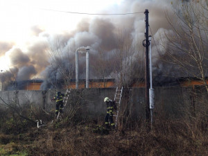 Požár v turnovské továrně Agba