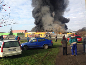 FOTO a VIDEO: Z turnovské továrny Agba už nešlehají plameny. Příčina exploze stále není jasná