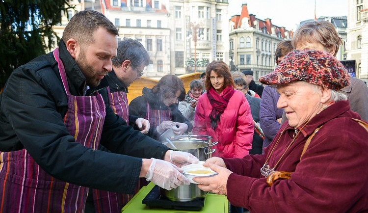 Primátor se ve čtvrtek chopil naběračky a vyrazil před radnici rozdávat dýňovou polévku
