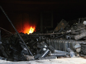Hasiči dohašují trosky továrny Agba. Příčina výbuchu je stále nejasná