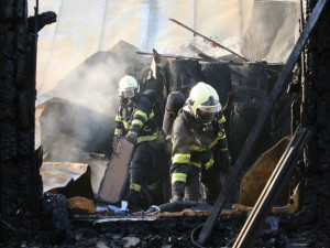 Hasiči dohašují trosky továrny Agba. Příčina výbuchu je stále nejasná