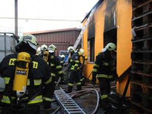 Hasiči dohašují trosky továrny Agba. Příčina výbuchu je stále nejasná