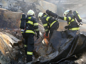 Hasiči dohašují trosky továrny Agba. Příčina výbuchu je stále nejasná