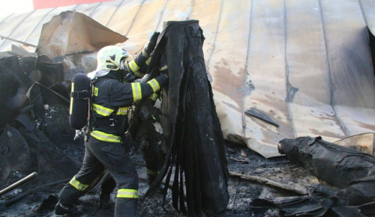 Hasiči dohašují trosky továrny Agba. Příčina výbuchu je stále nejasná