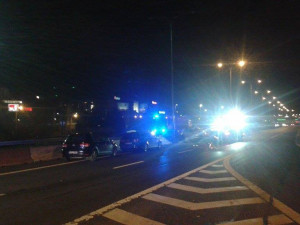 Průtah Libercem blokuje nehoda poblíž nájezdu od Jablonce nad Nisou. Řidička prorazila svodidla