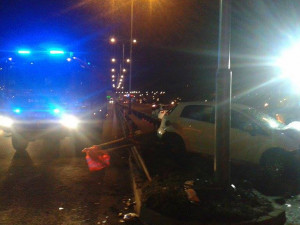 Průtah Libercem blokuje nehoda poblíž nájezdu od Jablonce nad Nisou. Řidička prorazila svodidla