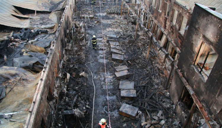 Požár v průmyslové zóně na okraji Turnova se podařilo dohasit