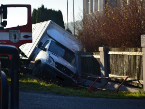V Hodkovicích ráno havarovala pekařská dodávka