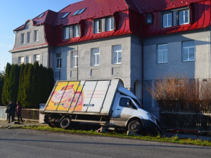 V Hodkovicích ráno havarovala pekařská dodávka