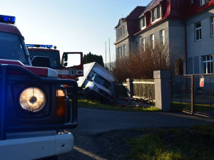 V Hodkovicích ráno havarovala pekařská dodávka