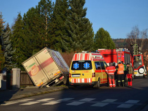V Hodkovicích ráno havarovala pekařská dodávka
