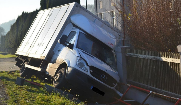 V Hodkovicích ráno havarovala pekařská dodávka