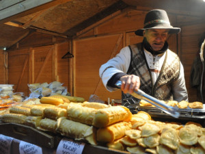 Na náměstí u radnice začaly adventní trhy