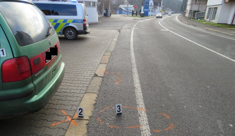 Neopatrný řidič srazil při couvání chodce. Ten skončil v nemocnici s těžkými poraněními