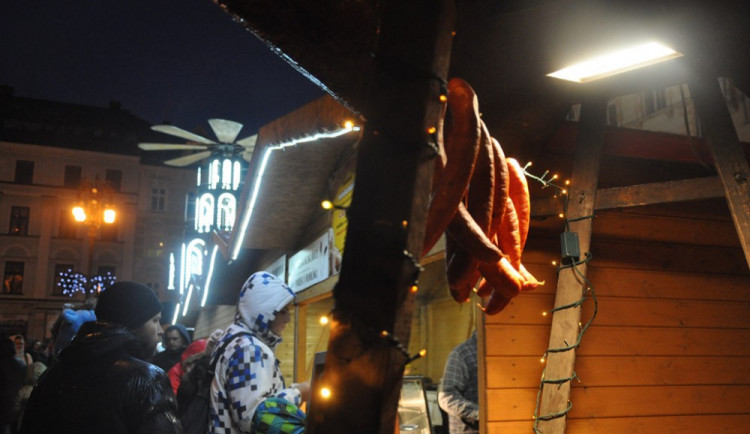 Na náměstí u radnice začaly adventní trhy