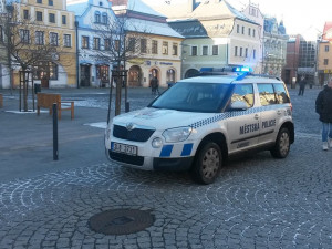 Zloděj s dvěma lahvemi alkoholu vběhl přímo do náruče strážníkům