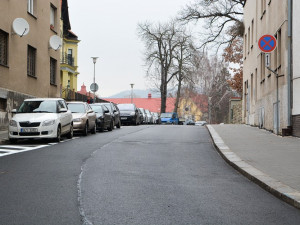 Zeyerova ulice už není tankodrom. Skončila rekonstrukce inženýrských sítí i povrchu silnice