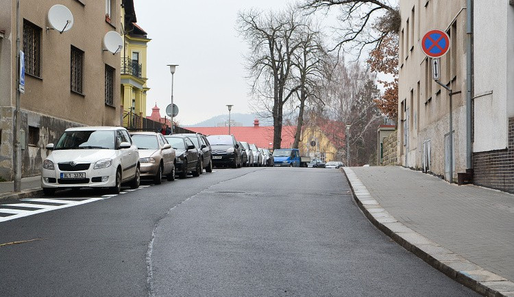 Opravená ulice v Zeyerovce