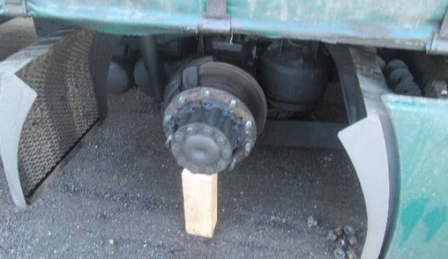 Kamion zůstal na špalcích