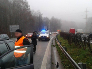 Rychlostku na Liberec zablokovala ve čtvrtek ráno hromadná nehoda