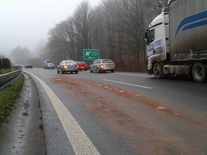 Rychlostku na Liberec zablokovala ve čtvrtek ráno hromadná nehoda