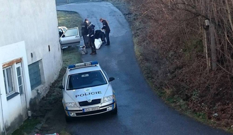 Kriminalisté vyšetřují od čtvrtečního rána nález mrtvého těla u pošty v Mníšku