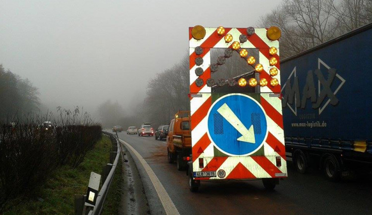 Rychlostku na Liberec zablokovala ve čtvrtek ráno hromadná nehoda