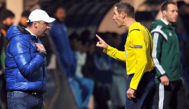 Měli jsme hrát jednodušeji, shrnul Trpišovský. Vyprodaným stadionem si splnil svůj sen