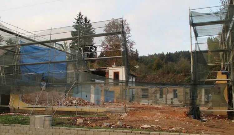 Takhle vypadal dům v říjnu, po demolici téměř celého objektu