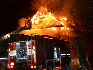 Požár vily u Brniště napáchal pětimilionovou škodu, na místě zasahovalo devět jednotek hasičů