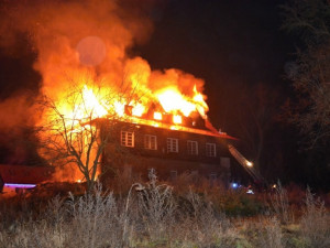 Požár vily u Brniště napáchal pětimilionovou škodu, na místě zasahovalo devět jednotek hasičů