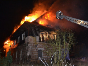 Požár vily u Brniště napáchal pětimilionovou škodu, na místě zasahovalo devět jednotek hasičů