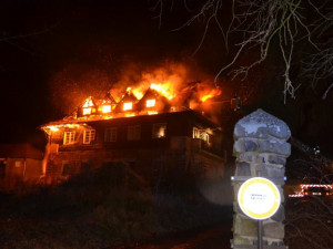 Požár vily u Brniště napáchal pětimilionovou škodu, na místě zasahovalo devět jednotek hasičů