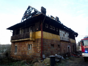 Požár vily u Brniště napáchal pětimilionovou škodu, na místě zasahovalo devět jednotek hasičů