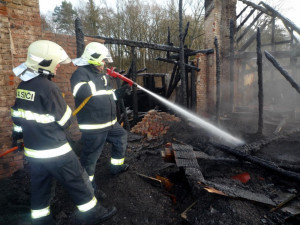 Požár vily u Brniště napáchal pětimilionovou škodu, na místě zasahovalo devět jednotek hasičů
