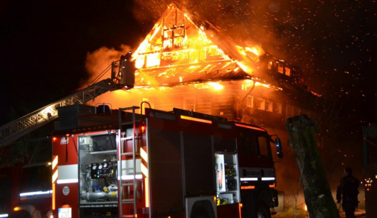 Požár vily u Brniště napáchal pětimilionovou škodu, na místě zasahovalo devět jednotek hasičů