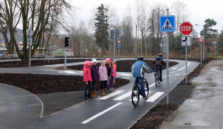 Frýdlant otevřel nové multifunkční hřiště. Veřejnosti bude sloužit celý rok