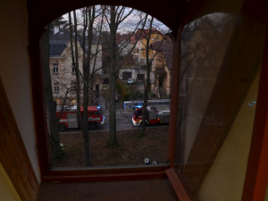 Dým stoupající z muzea vyděsil Liberečany, hasiči si pro cvičení připravili autentické podmínky