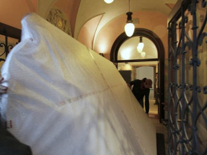 Takhle velký obraz v liberecké galerii ještě nebyl. Na výšku má skoro čtyři metry